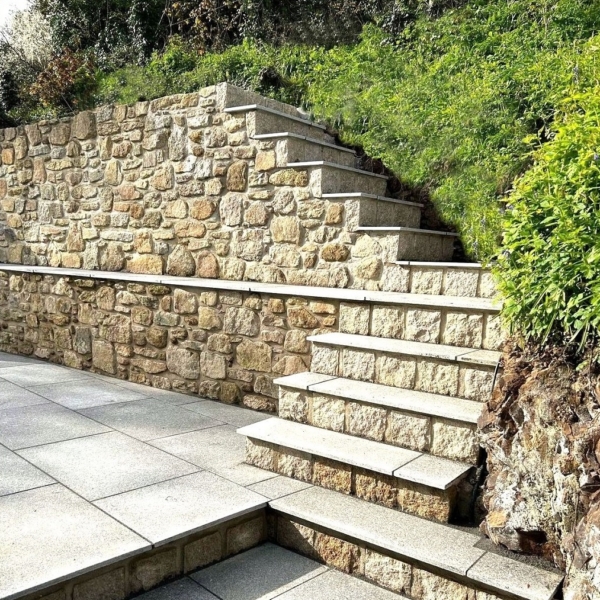 Buff Granite Hedging Stone
